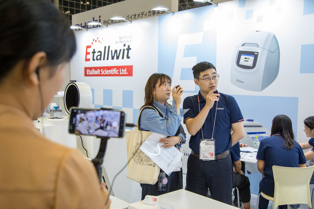 Etallwit manager welcomes reporters from major Chinese media to our stand for interviews
