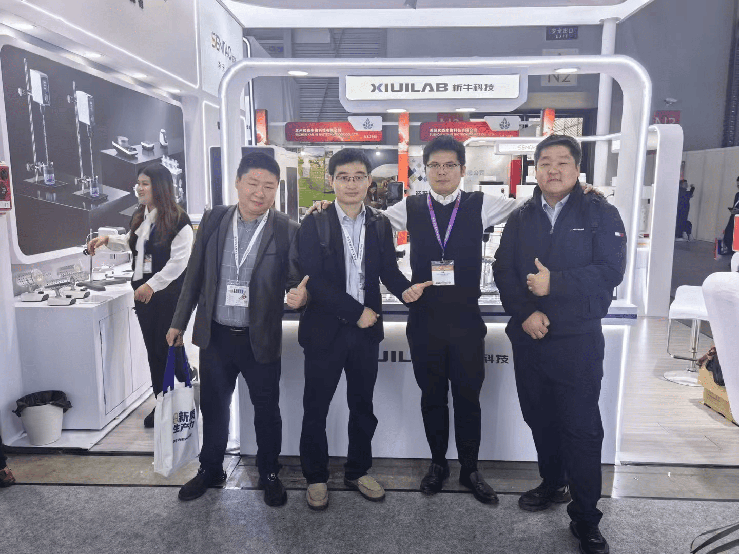 Etallwit team and exhibitor discussing scientific solutions at analytica China 2024