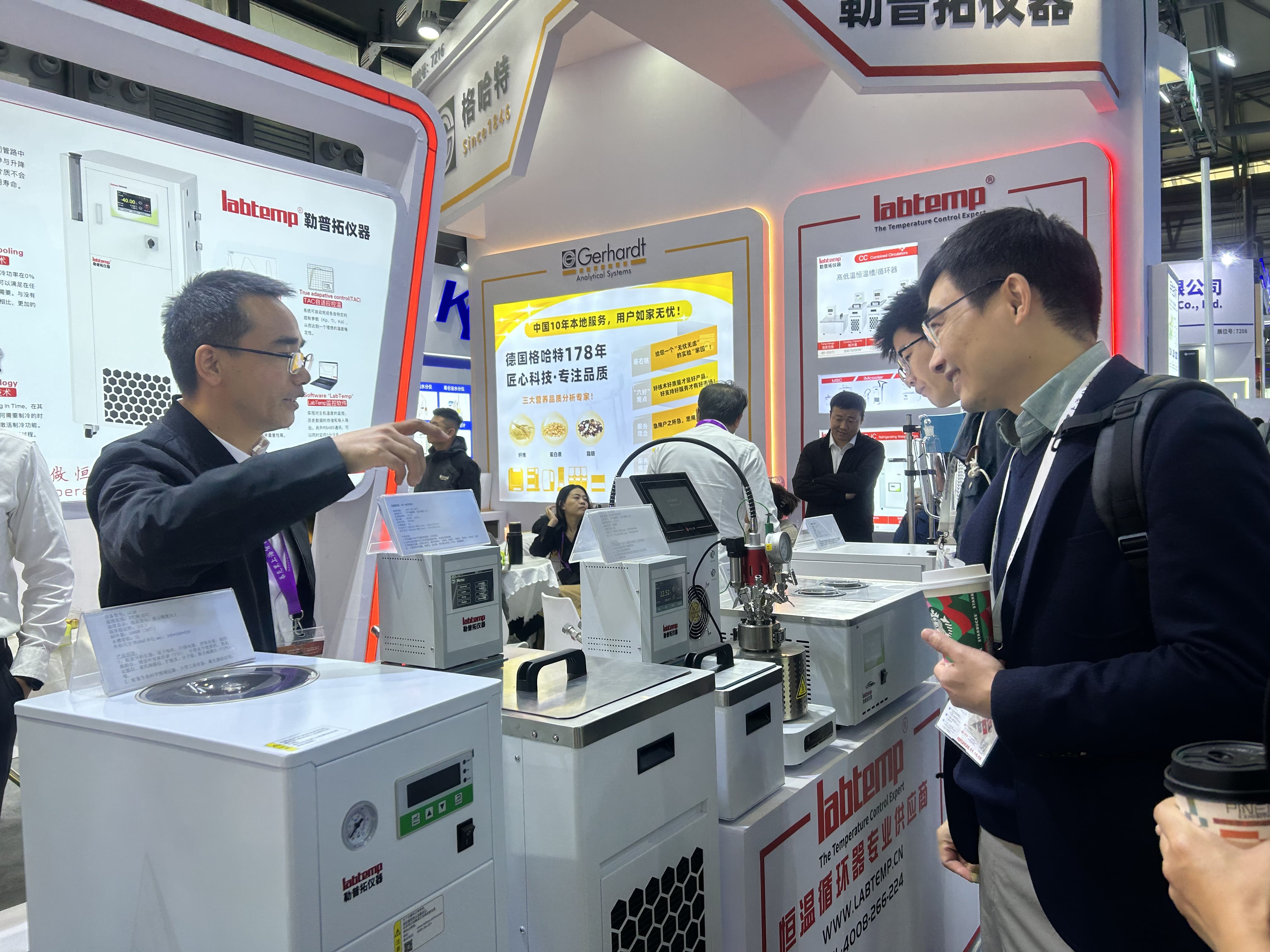 Etallwit and key laboratory supplier group photo at analytica China 2024 Shanghai