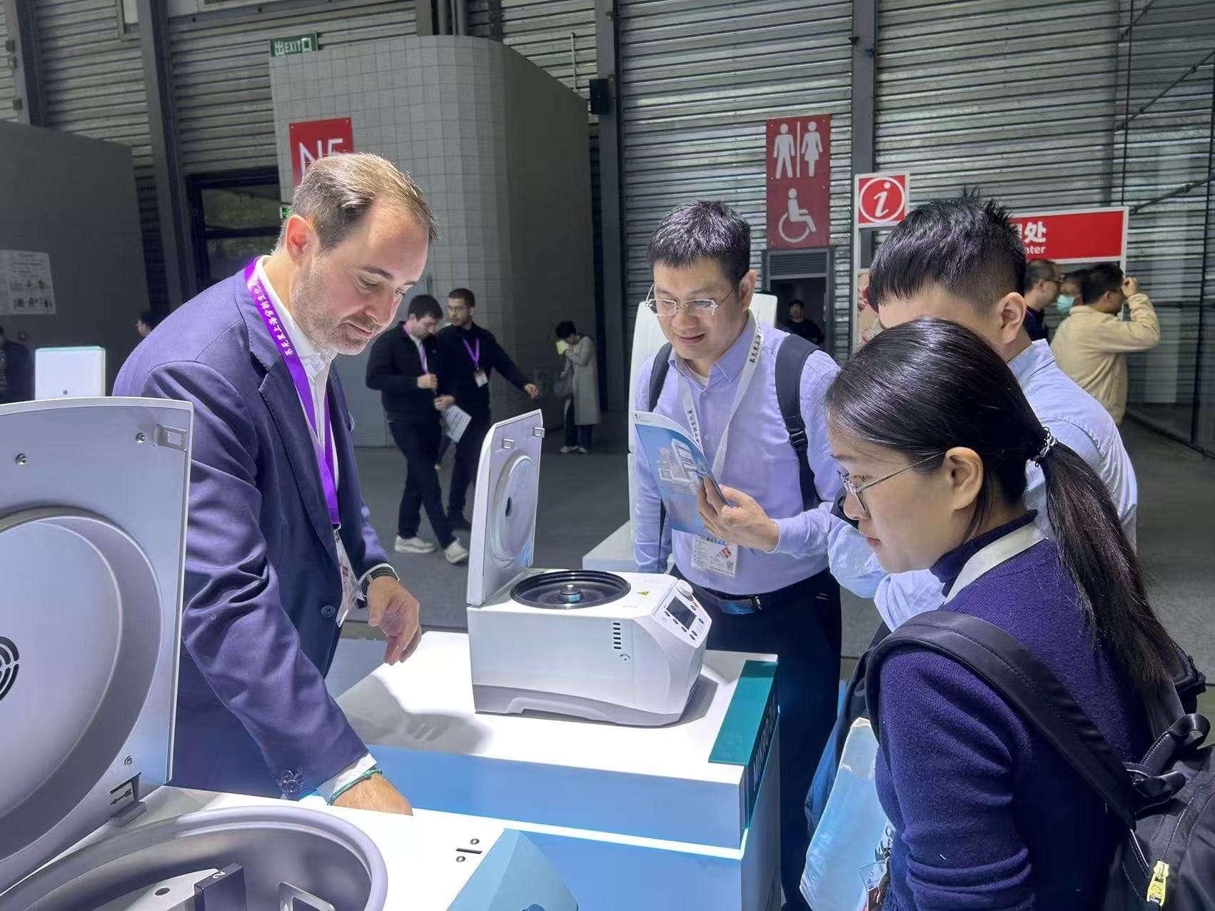 Etallwit discusses cooperation with exhibitors at analytica China 2024