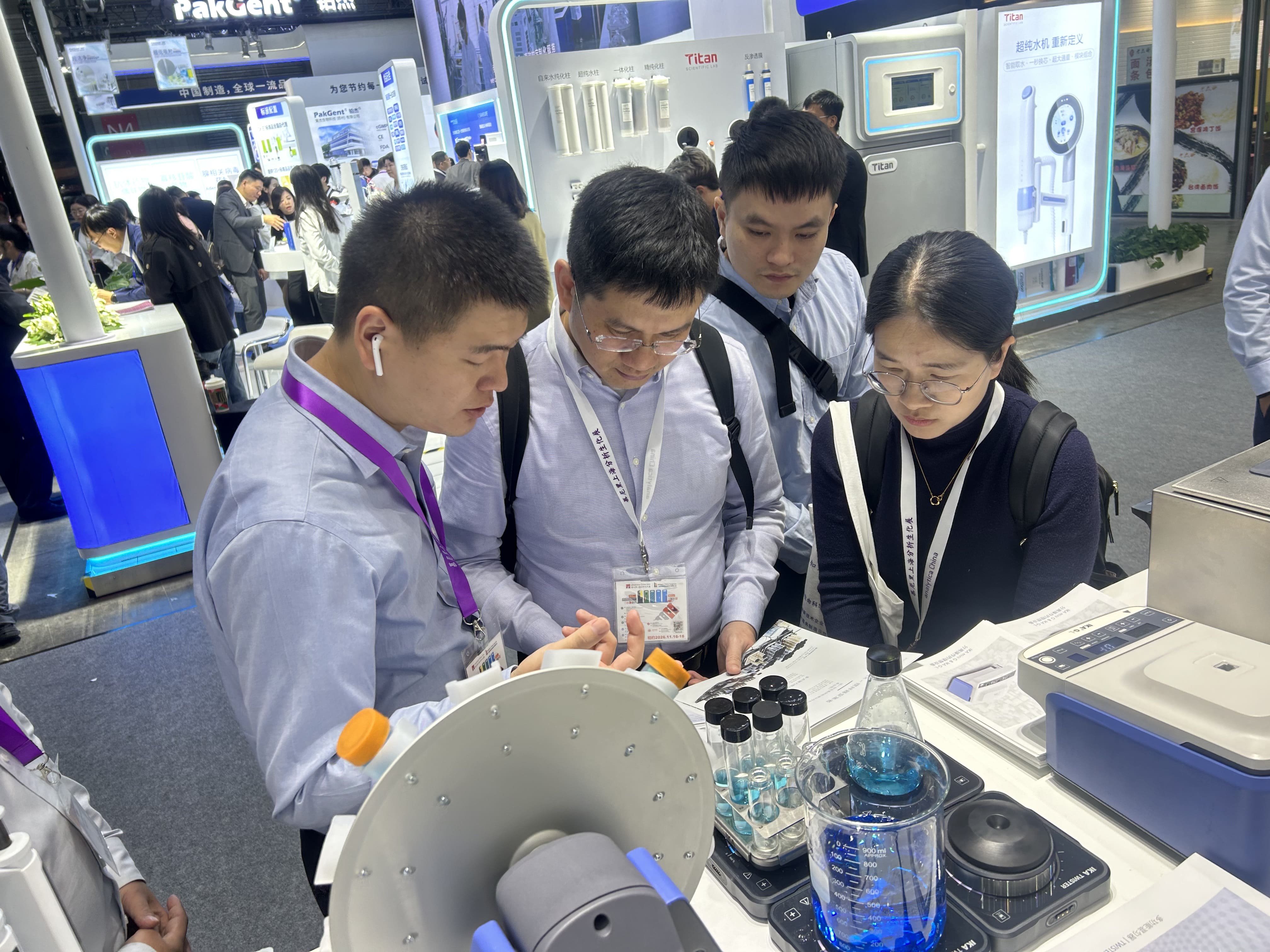 Etallwit and analytica China 2024 exhibitor discuss cooperation