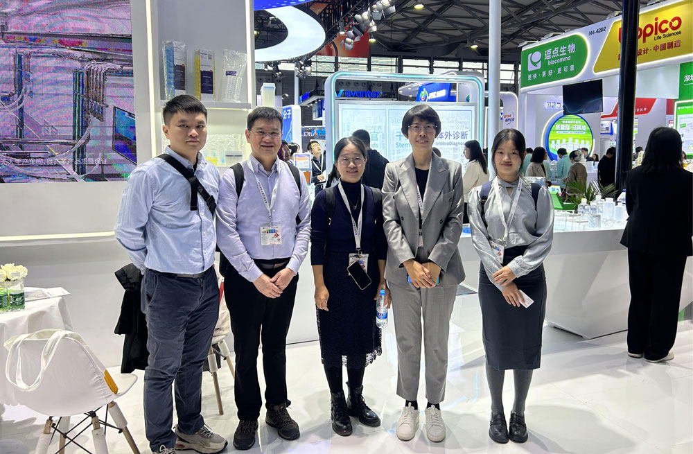 Etallwit team photo with laboratory instrument exhibitor at analytica China 2024