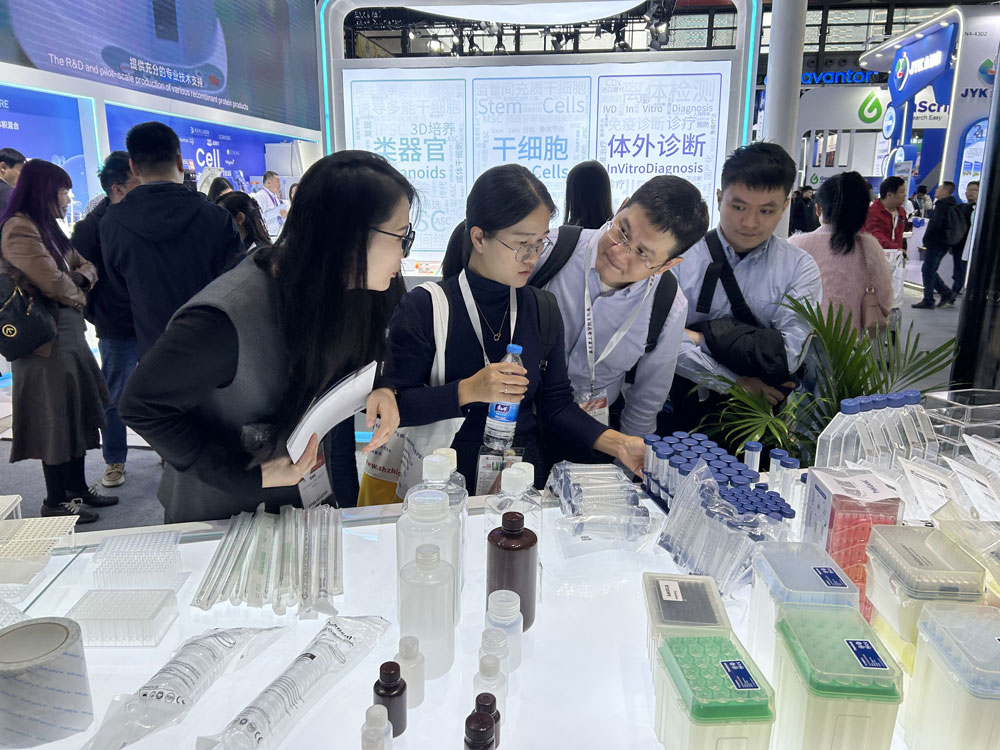 Collaboration discussion between Etallwit and exhibitor at analytica China 2024